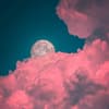 Vollmond hinter rosa Wolken