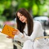 Frau liest Buch