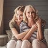 Mutter und Tochter sitzen zusammen