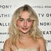 Sabrina Carpenter mit Fawn Freckles Sabrina Carpenter mit Fawn Freckles