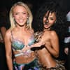 Zara Larsson und Tyla in glitzernden Bikini-Looks strahlen in die Kamera.