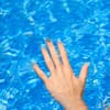 Blaue Sommernägel im Pool