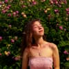 Junge Frau mit Make-up in der Sonne