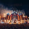 Mainstage vom Parookaville Festival mit Feuerwerk und einer Bühnenshow.