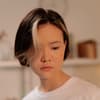 Frau mit Strähnchen im Haar Frau mit Strähnchen im Haar