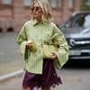 Frau in Satin-Shorts