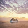 Ein Kreuzfahrtschiff bei Sonnenuntergang