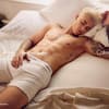 Justin Bieber greift sich in den Schritt