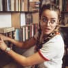 frau-in-bibliothek