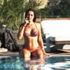 frau-am-pool