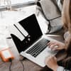 frau-am-laptop
