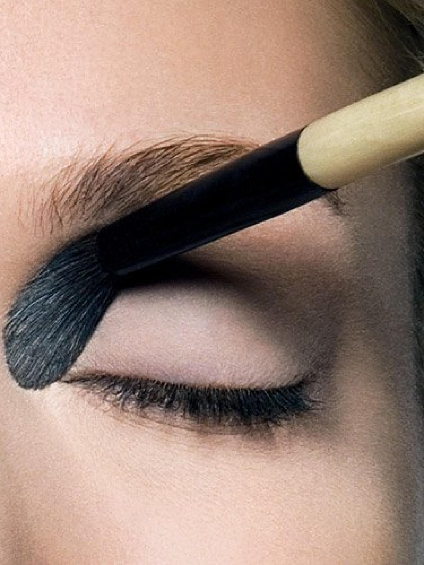 Puder über Concealer auftragen Puder über Concealer auftragen