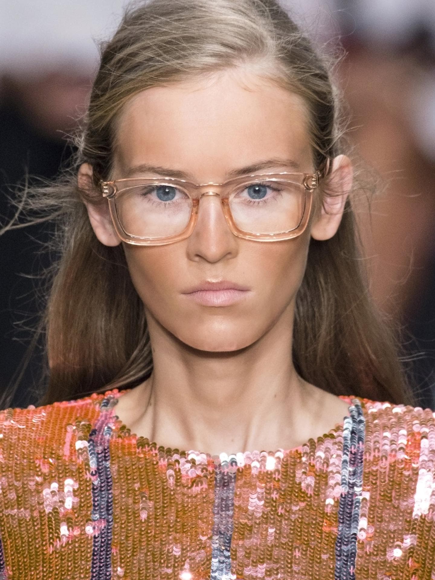 Natürliches Make-up und Brille