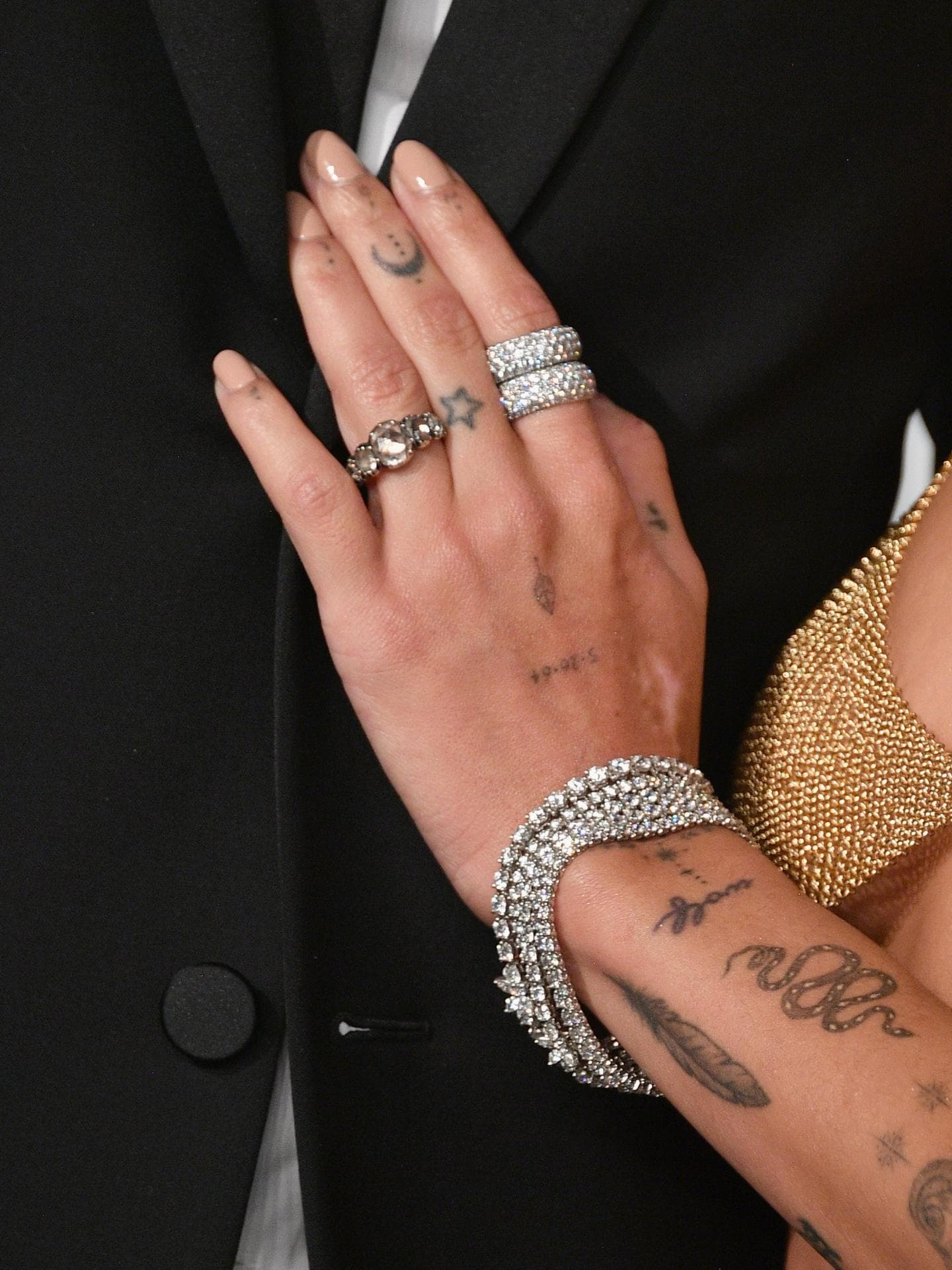 Viele filigrane Tattoos an den Händen 