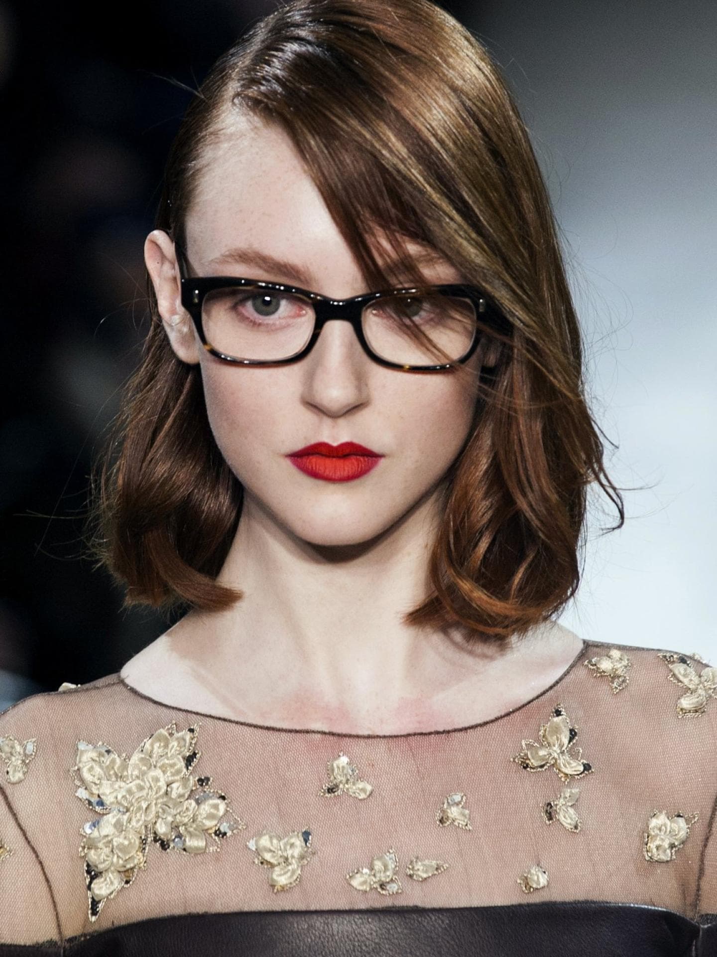 Brille und braune Haare