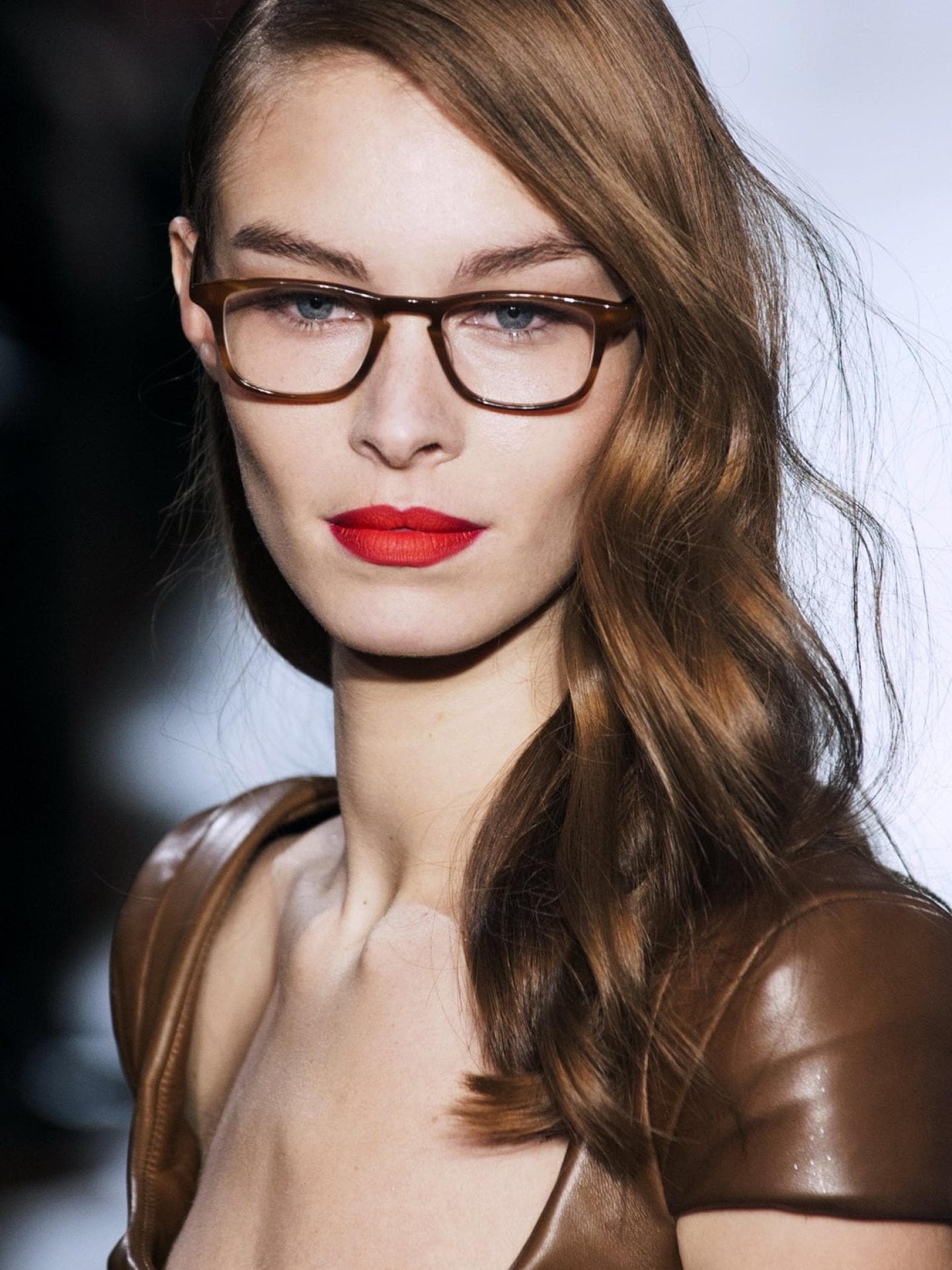 Rote Lippen und Brille