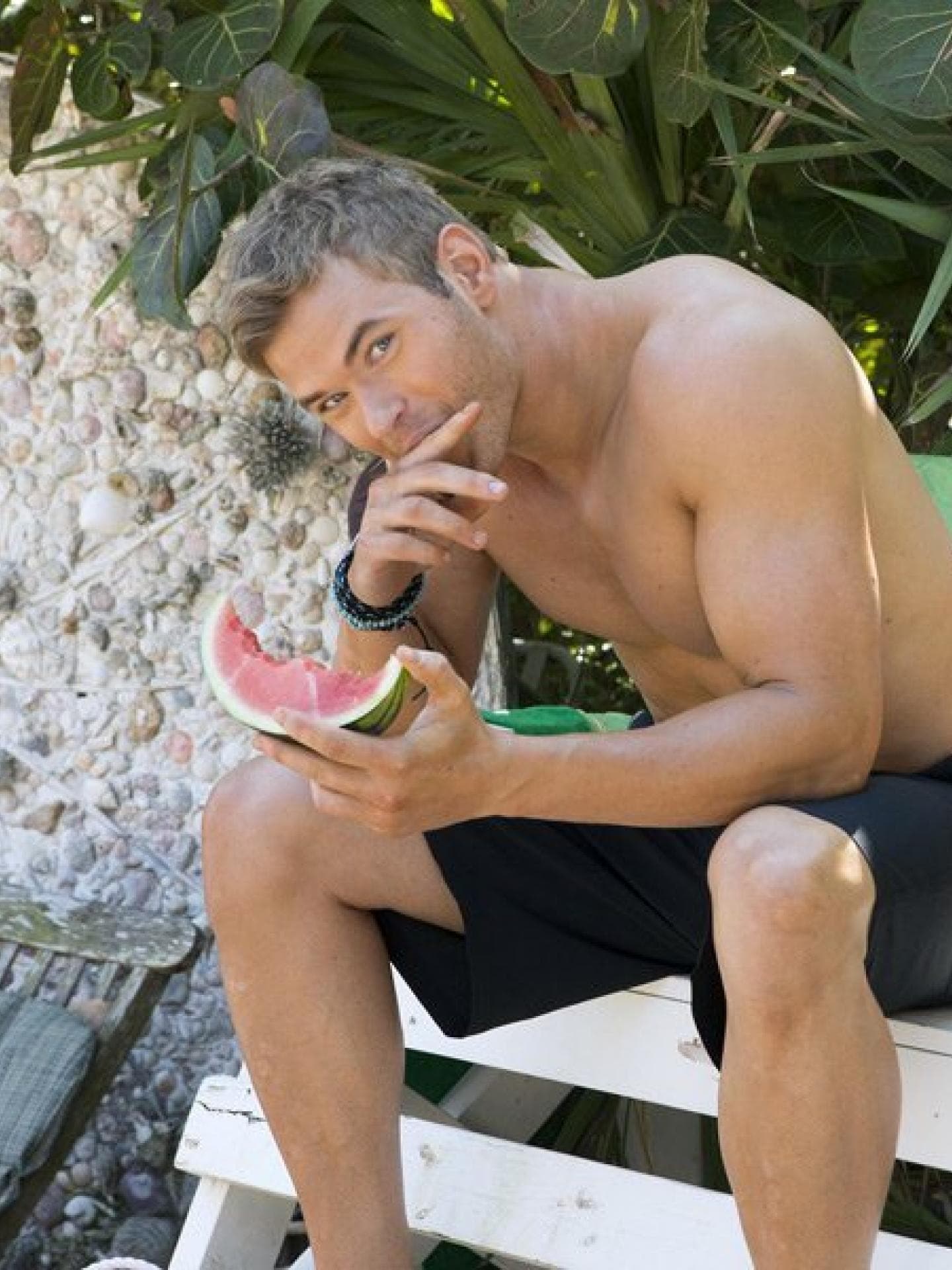 Nackte Männer mit Wassermelone