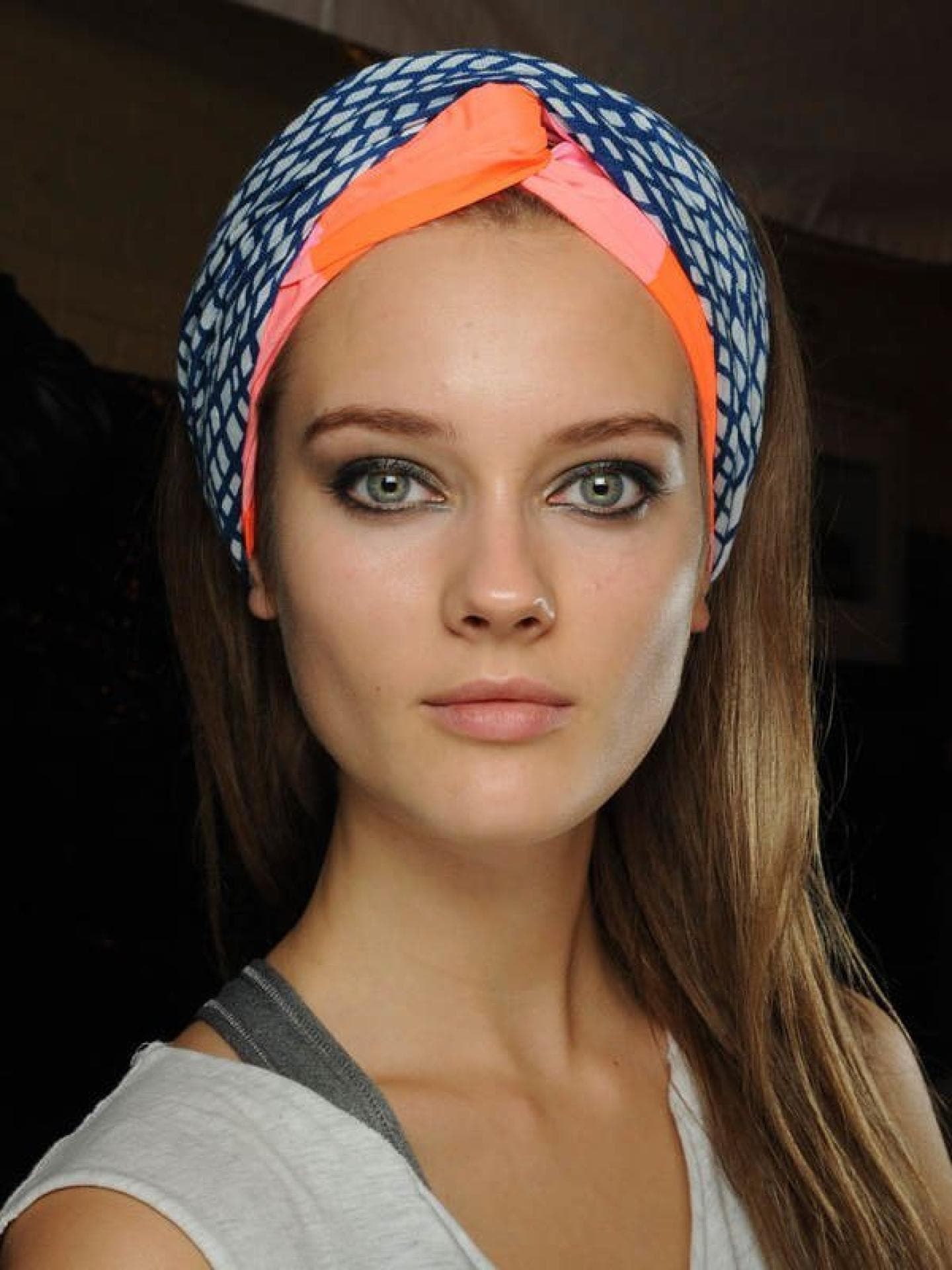 Retro-Frisuren mit Haarband Retro-Frisuren mit Haarband