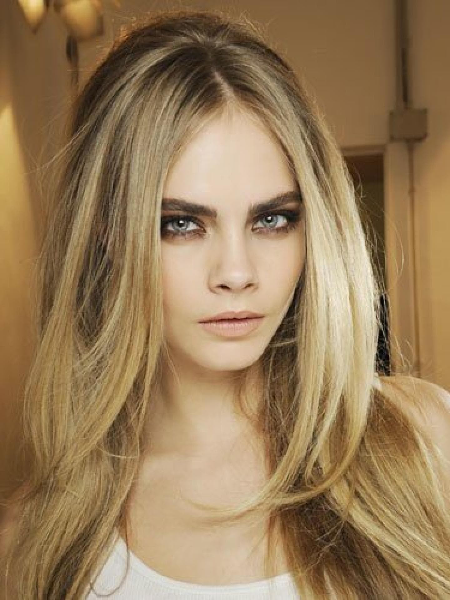 Smokey Eyes in Braun schminken
