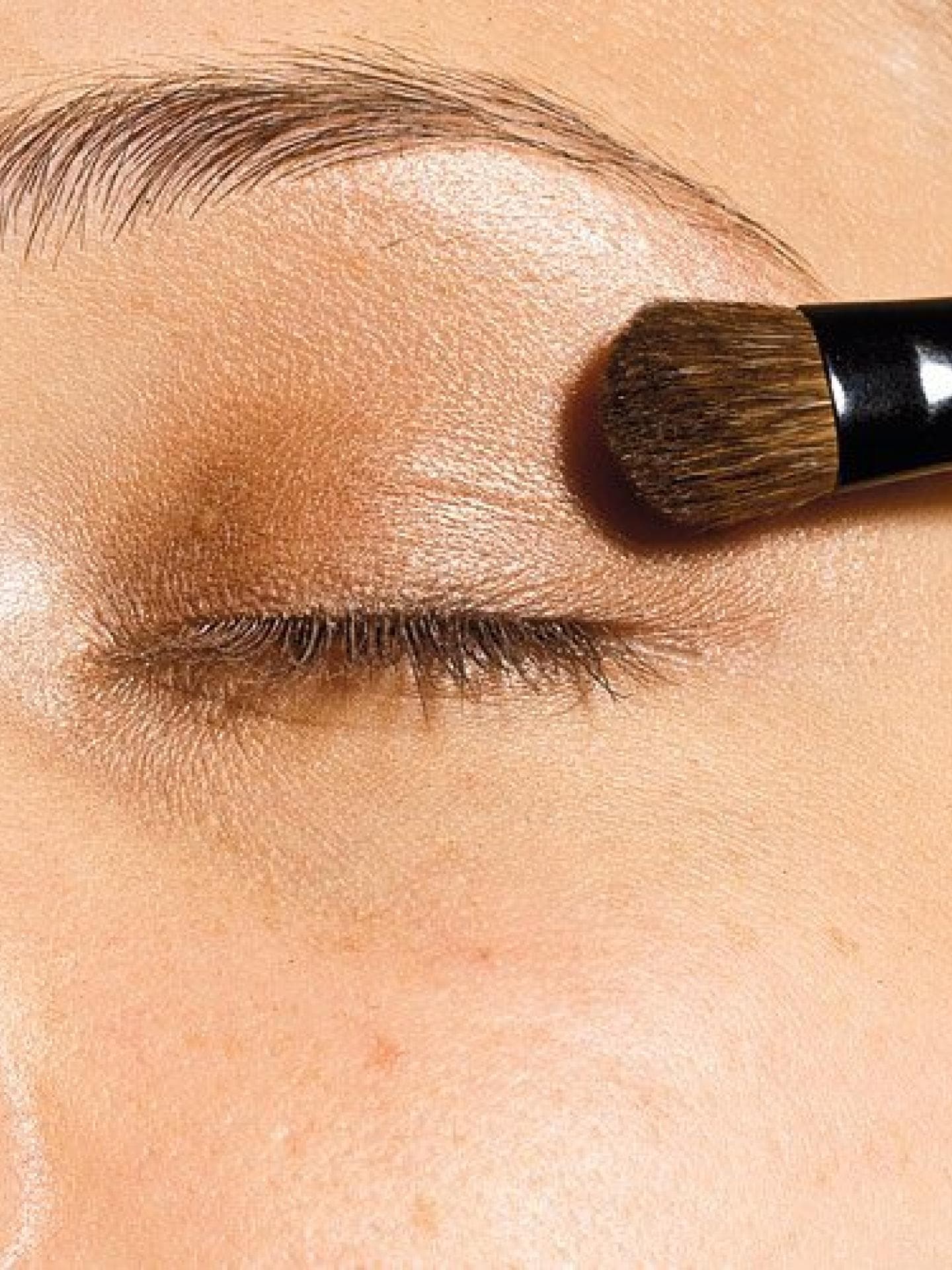 Step 2: Eyeshadow auftragen