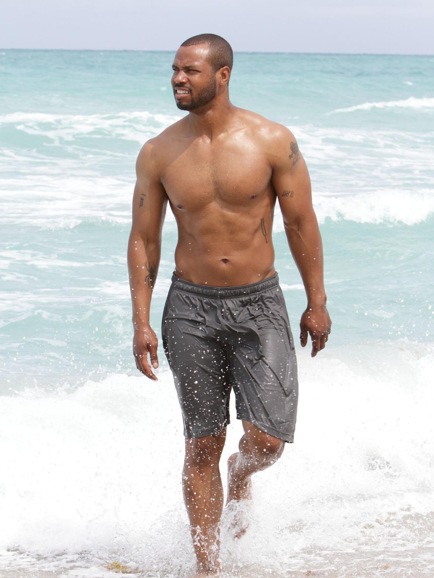 Isaiah Mustafa oberkörperfrei am Miami Beach