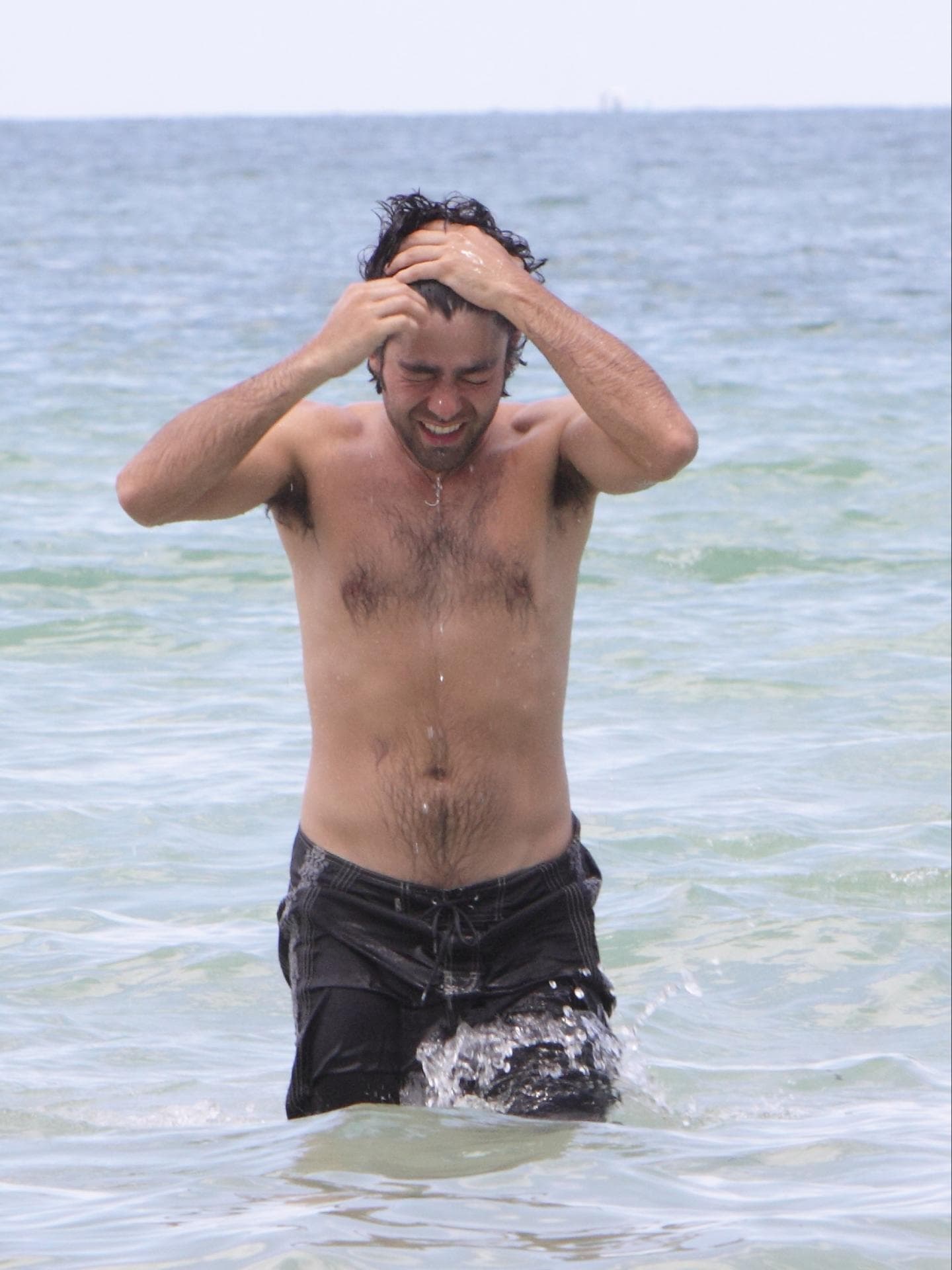Adrian Gernier oberkörperfrei im Meer