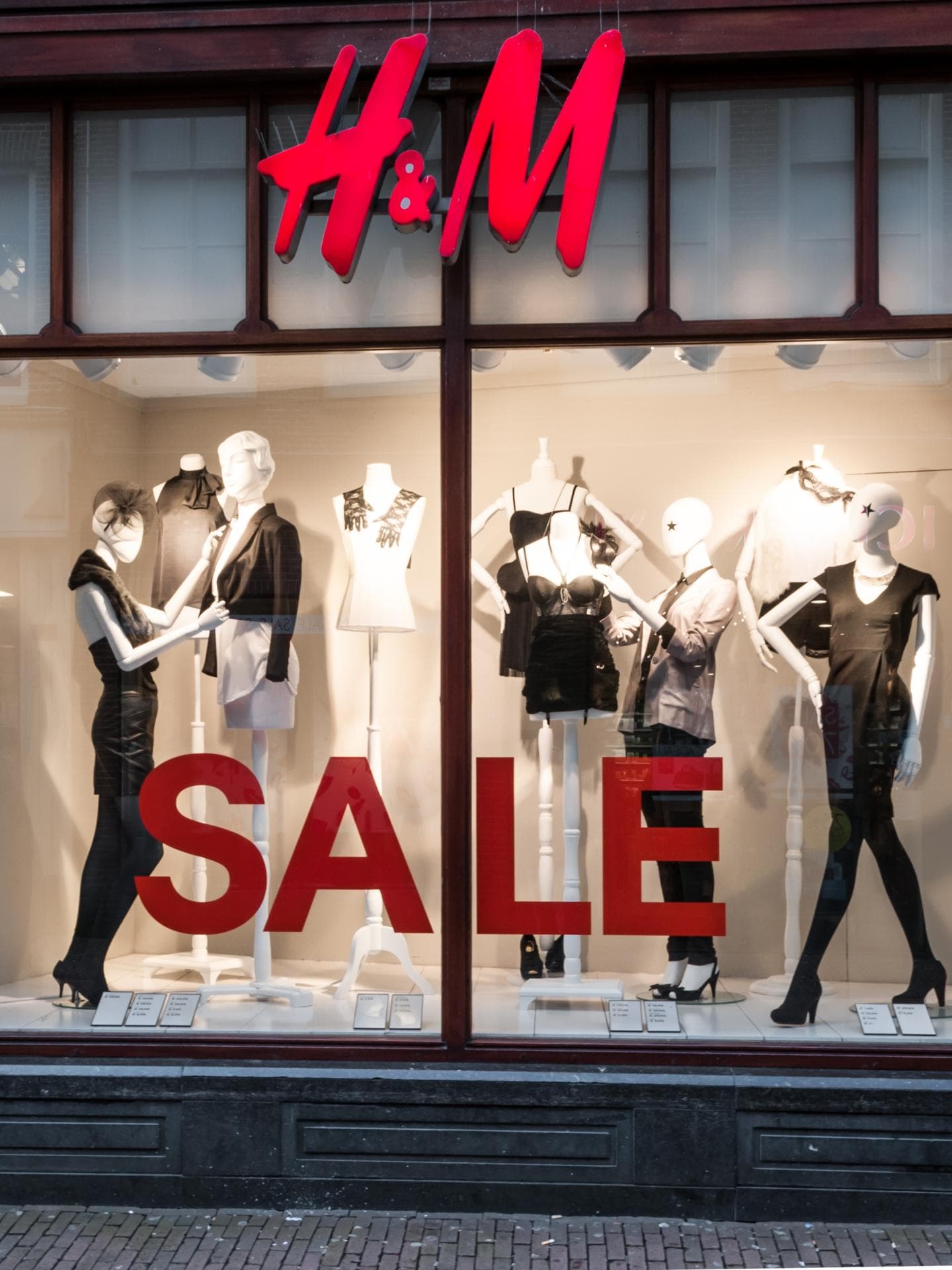 Ein H&M-Schaufenster mit einem Sale-Hinweis 