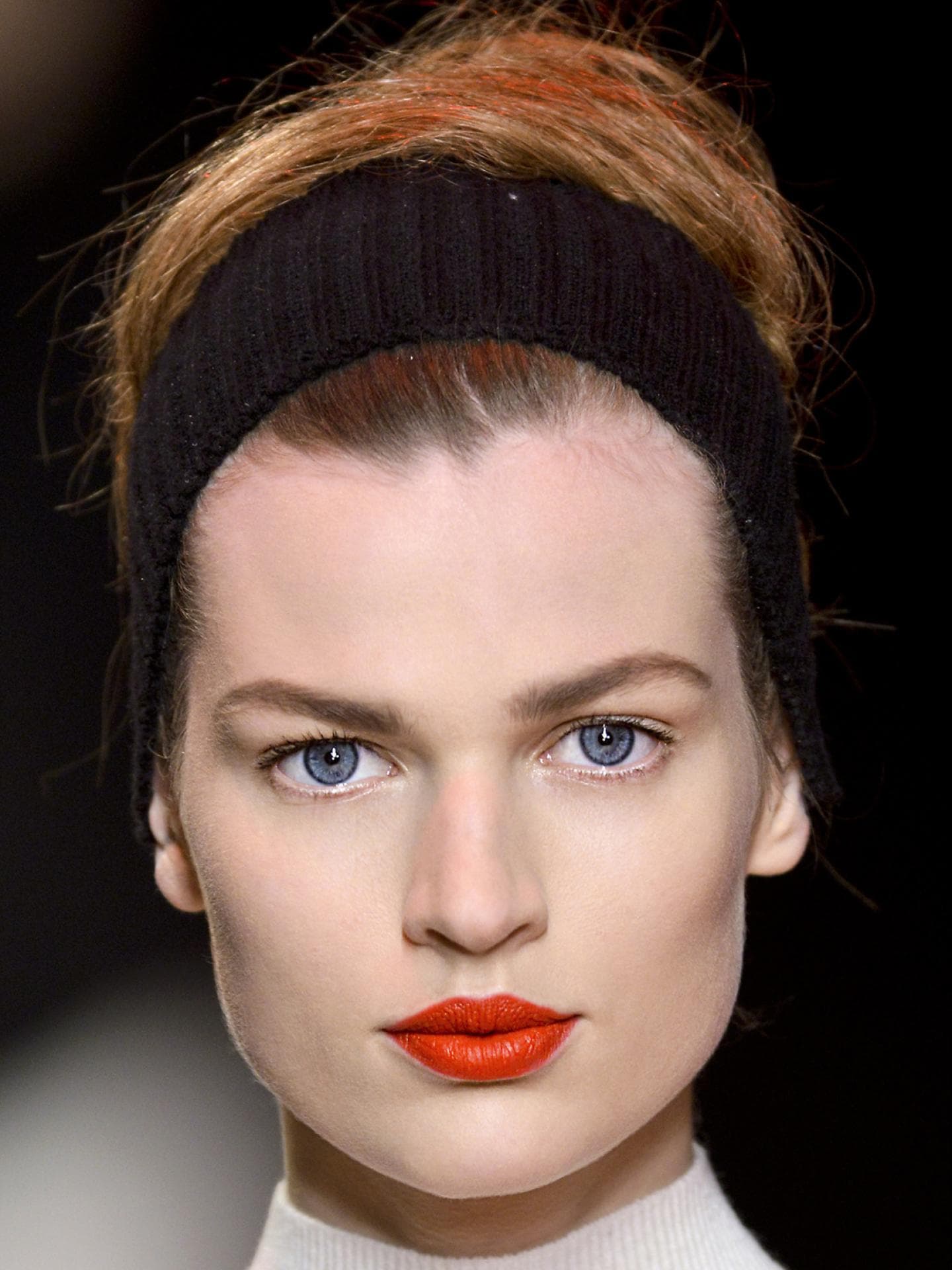 Rote Haare mit Haarband