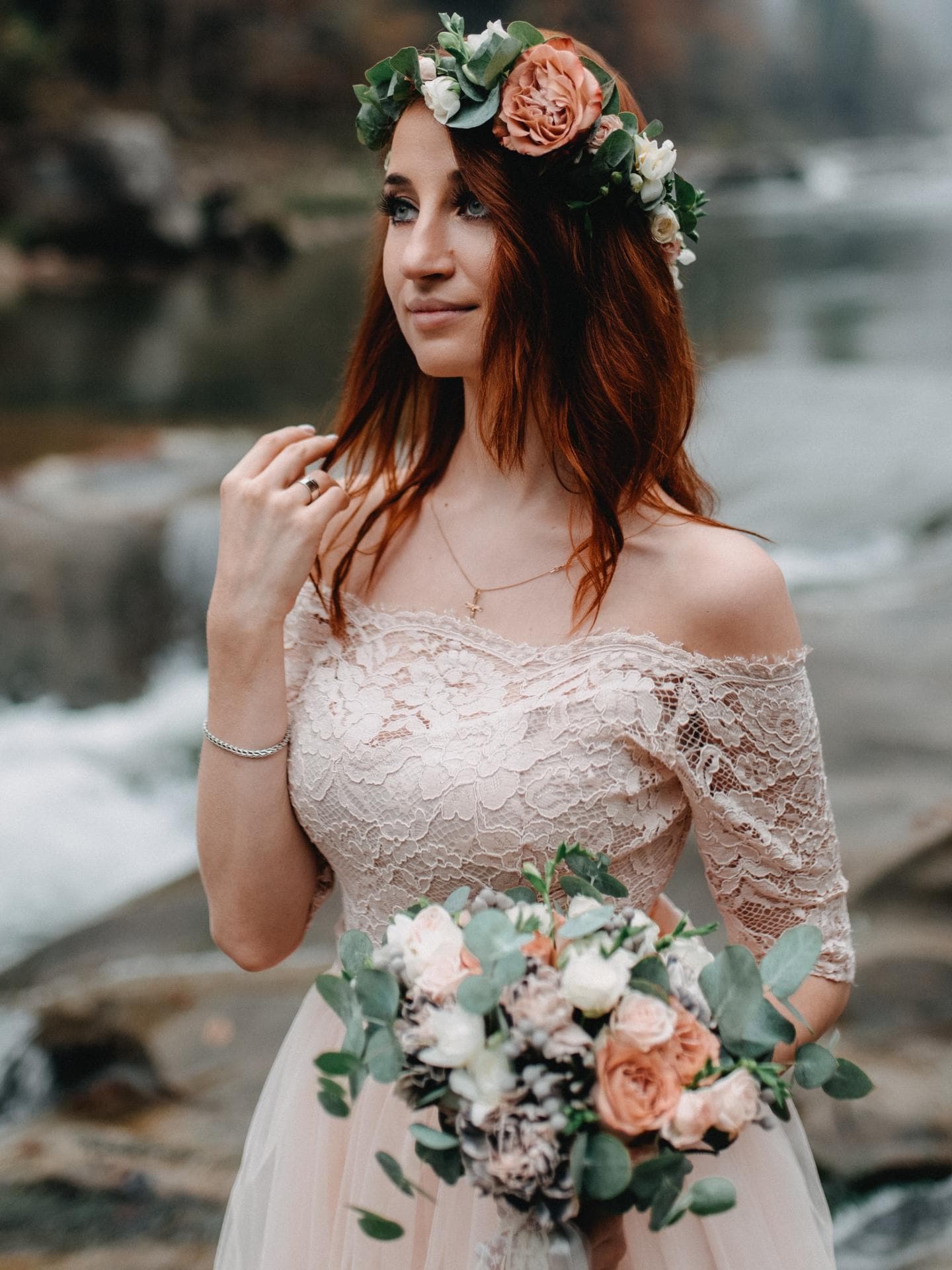 Braut mit Blumenkranz im Haar und Brautstrauß