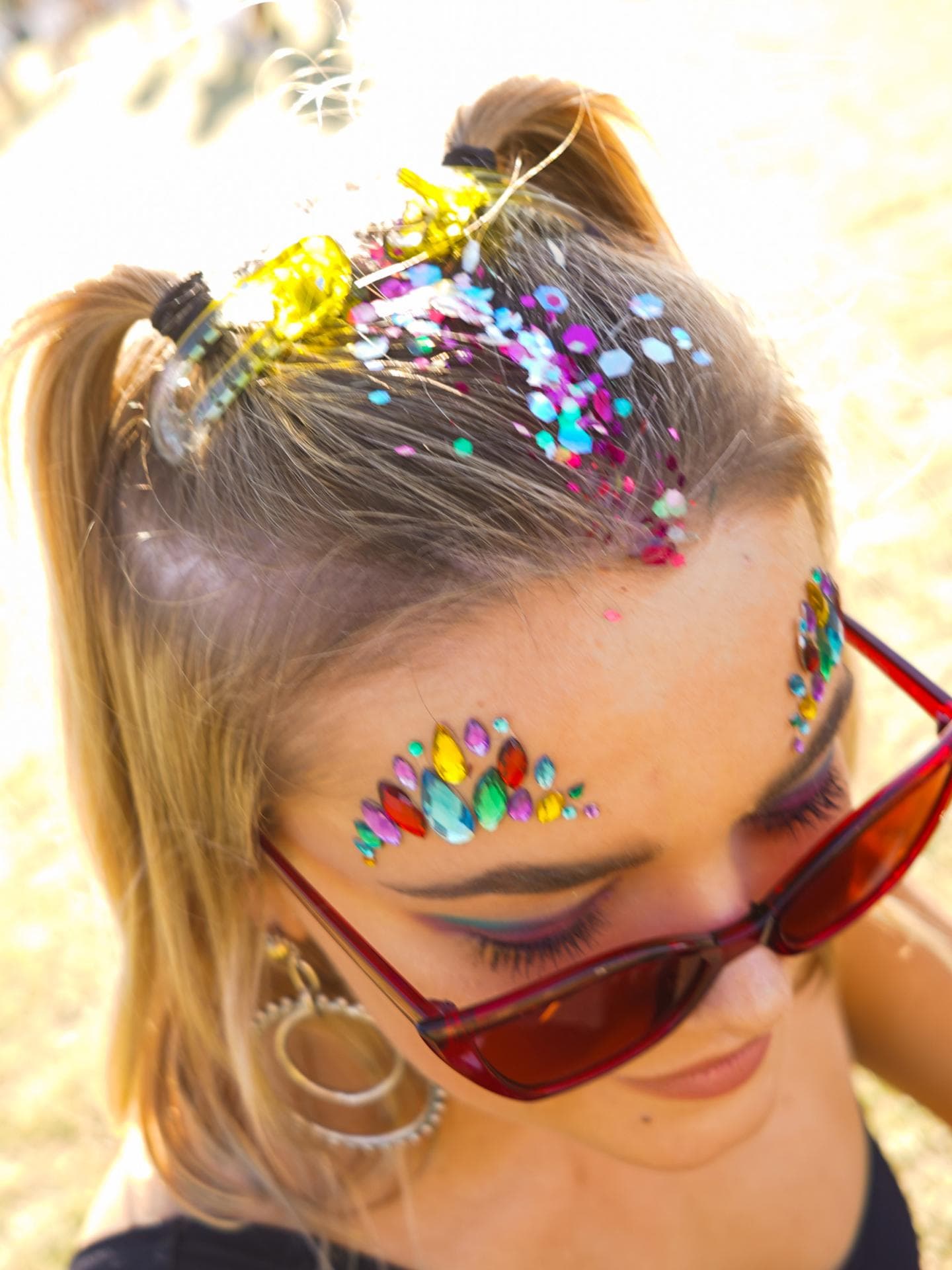 Festival-Frisur mit Glitzer