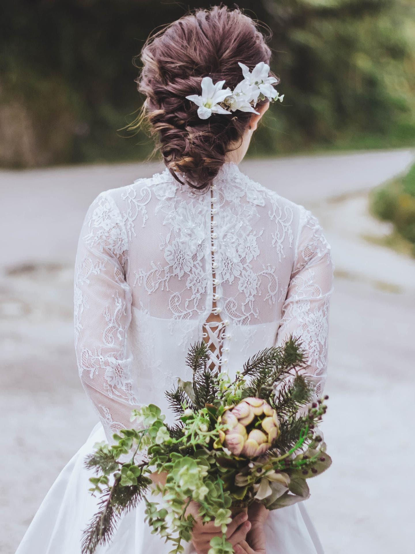 Haarschmuck einer Braut mit weißen Blüten