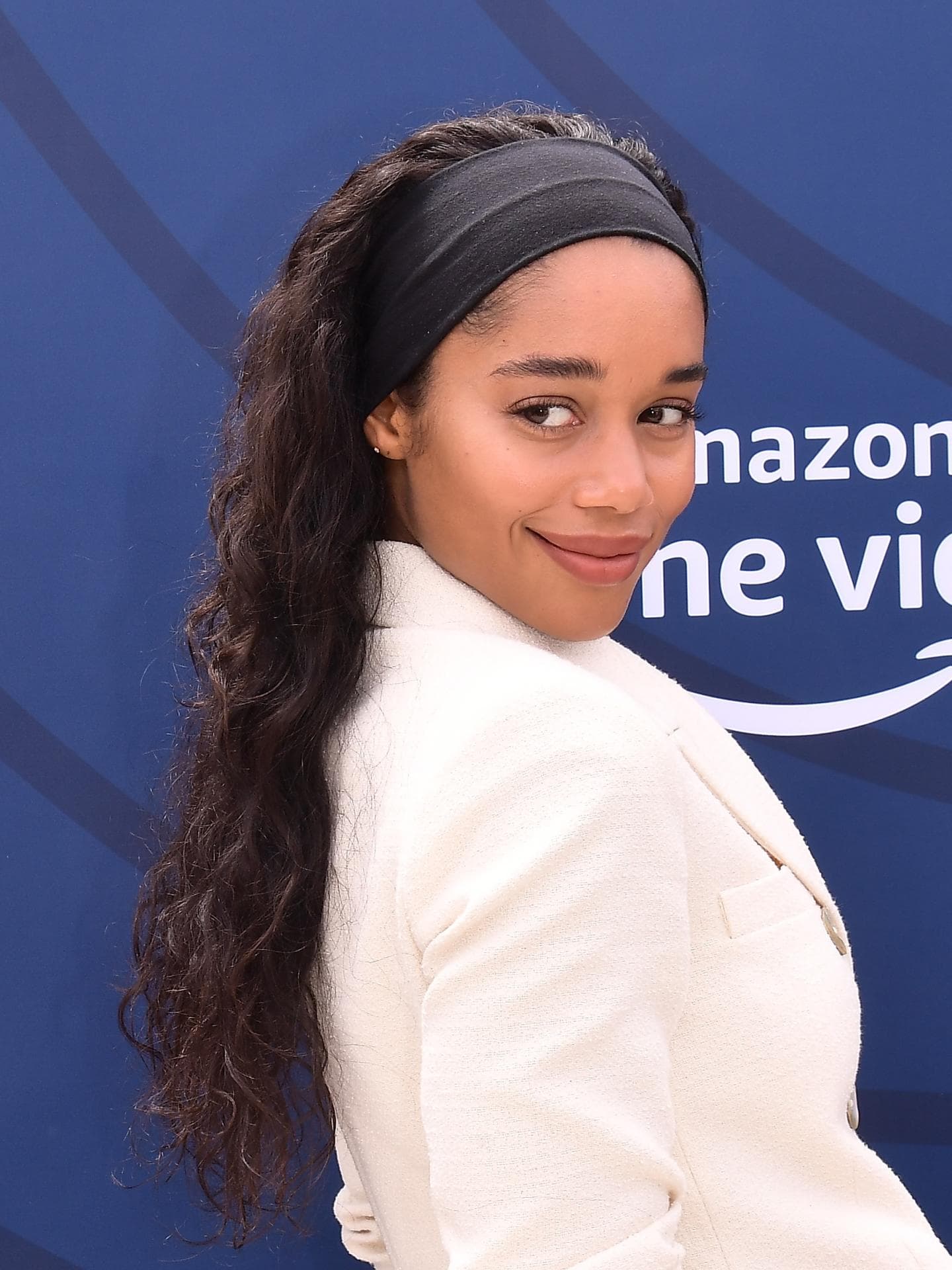 Laura Harrier mit Haarband