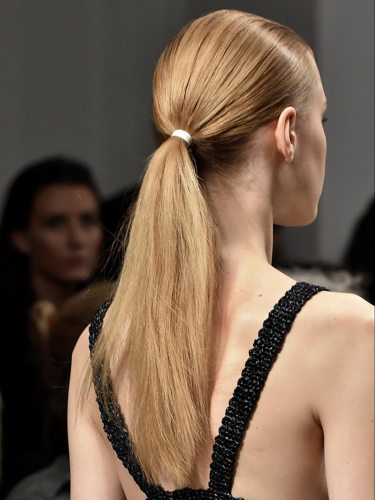 Model mit langem Pferdeschwanz