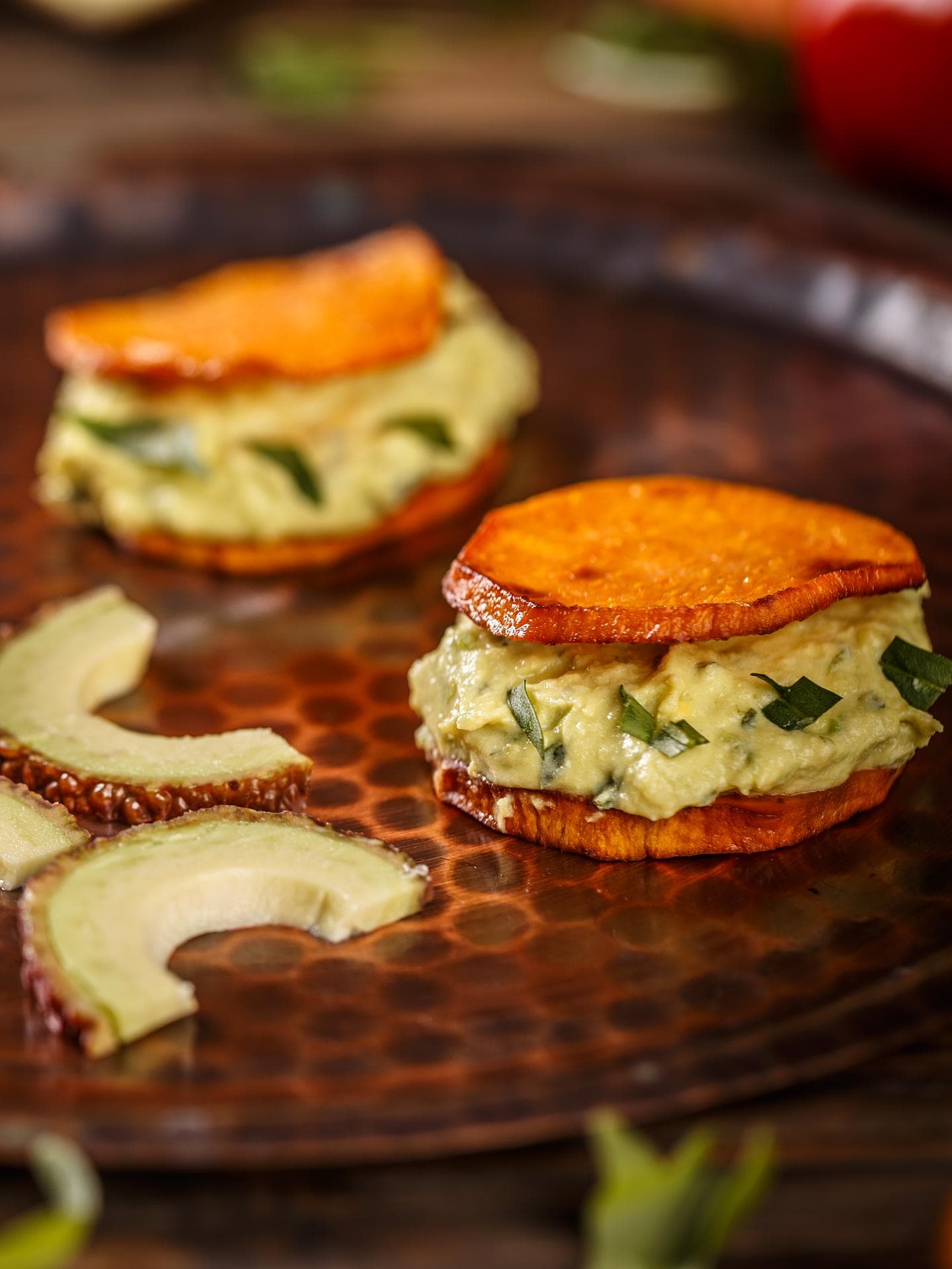 Süßkartoffel-Steaks mit Avocado