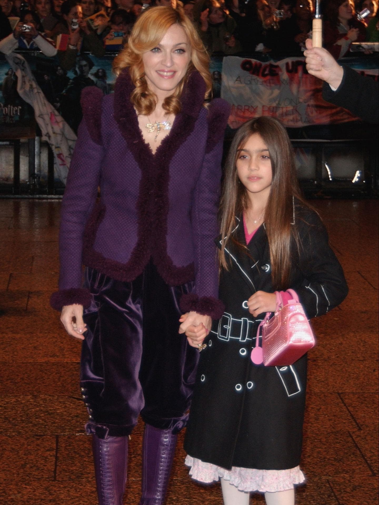 Madonna hält die Hand ihrer Tochter Lourdes auf der Harry Potter Premiere