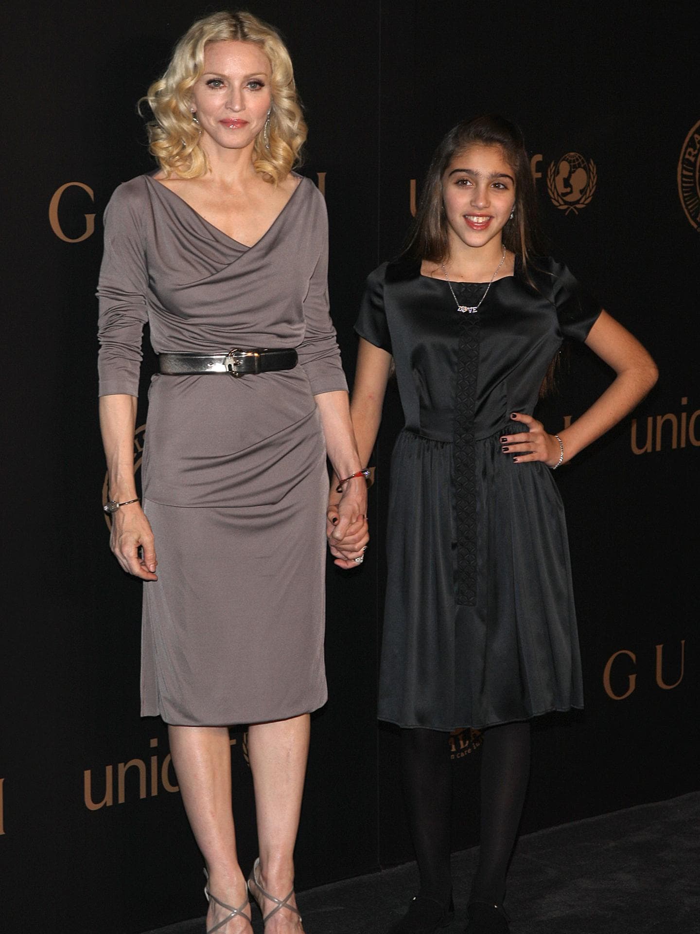 Madonna und ihre Tochter Lourdes Händchen haltend auf einer Benfiz-Gala.