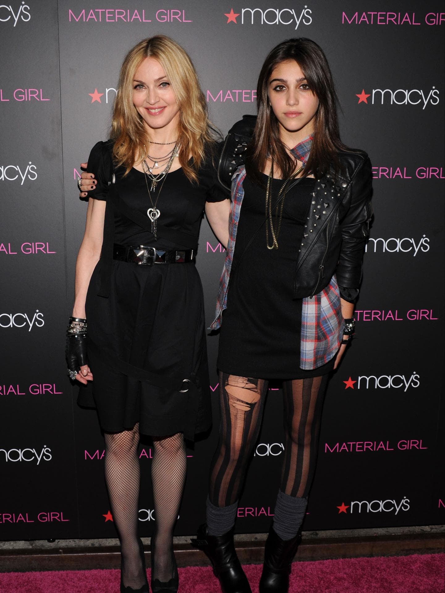 Madonna und Lourdes posen auf dem roten Teppich einer Veranstaltung