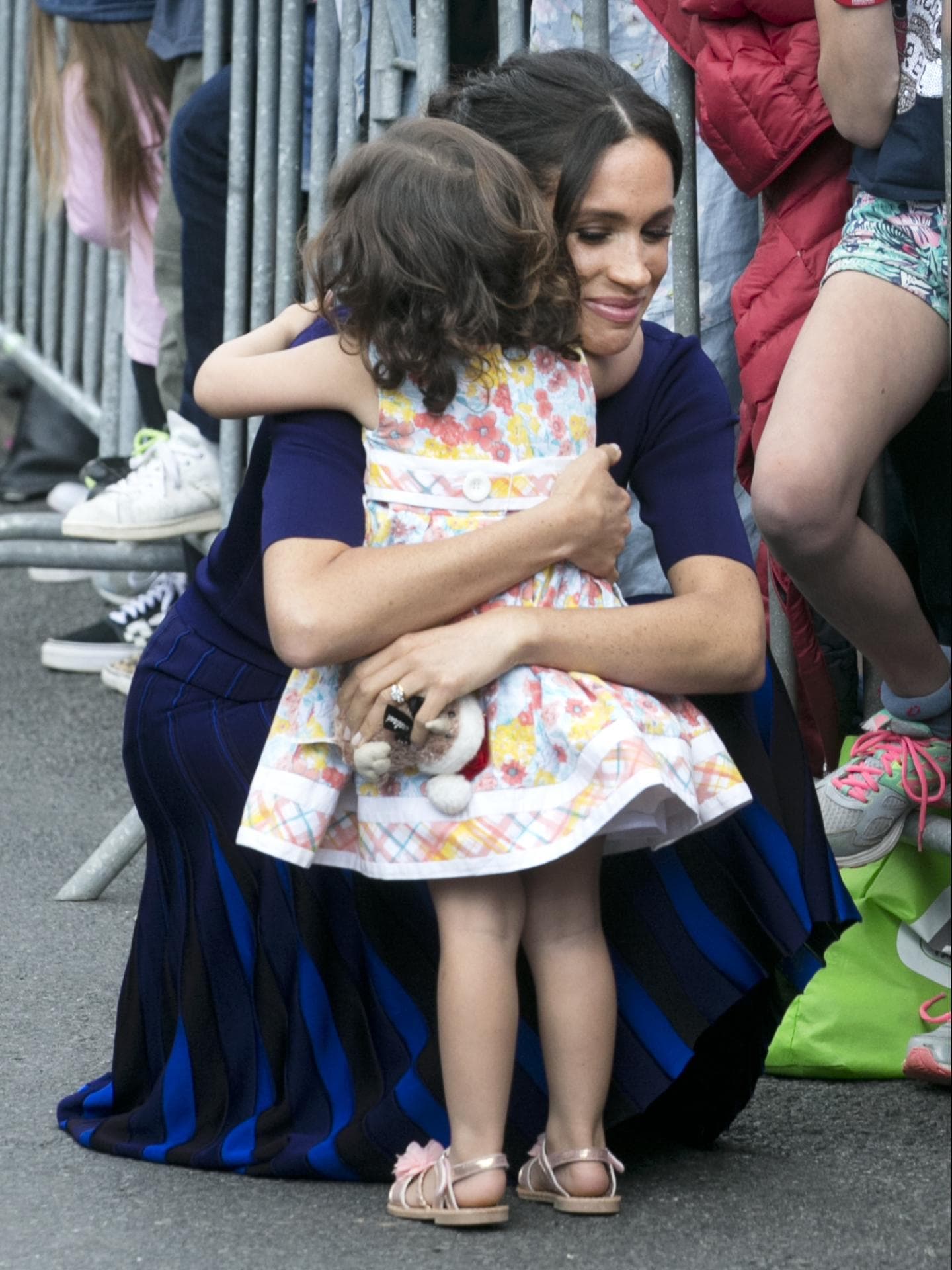 Meghan Markle umarmt ein kleines Kind