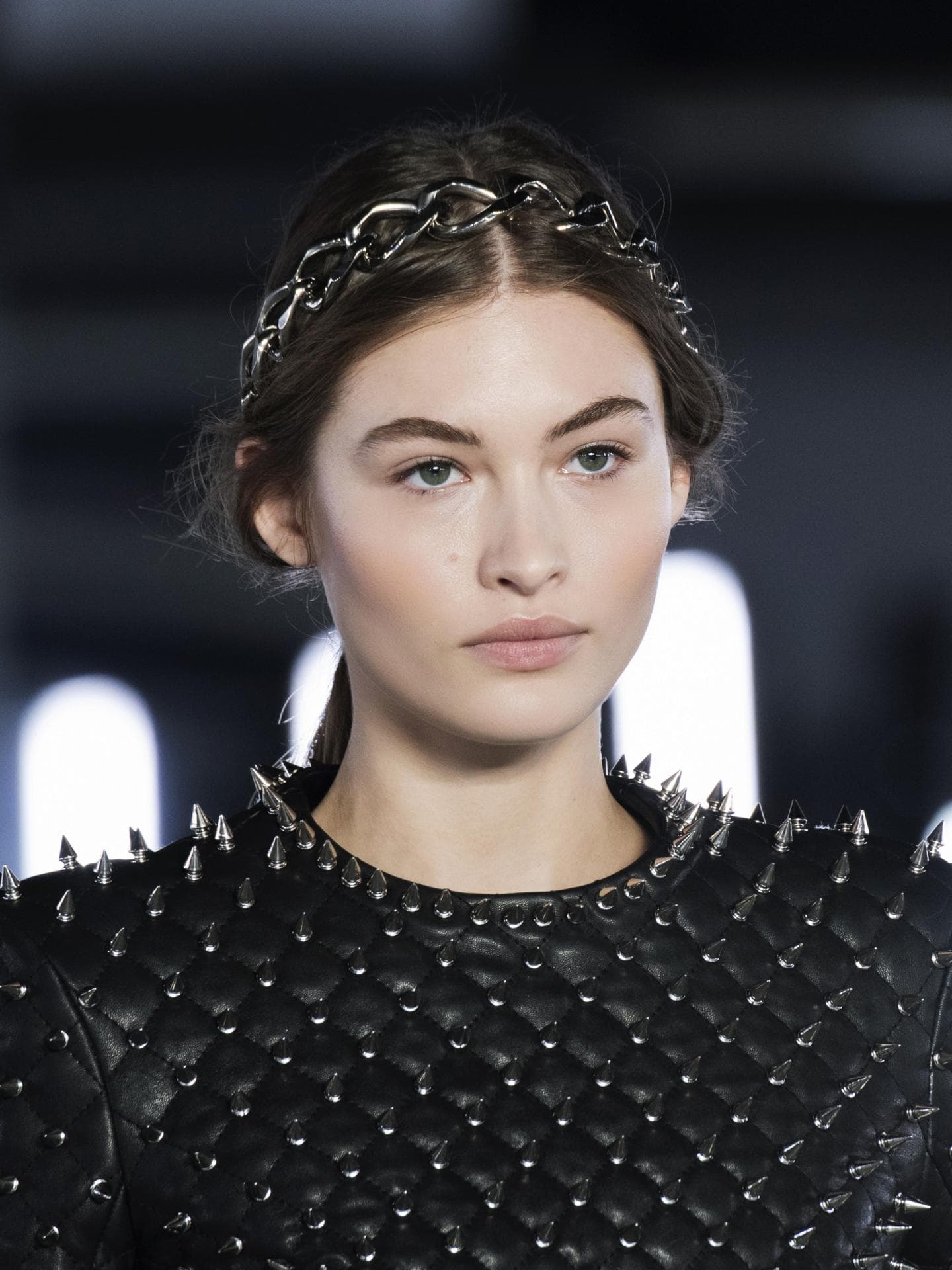 Model mit metallischem Haarreif