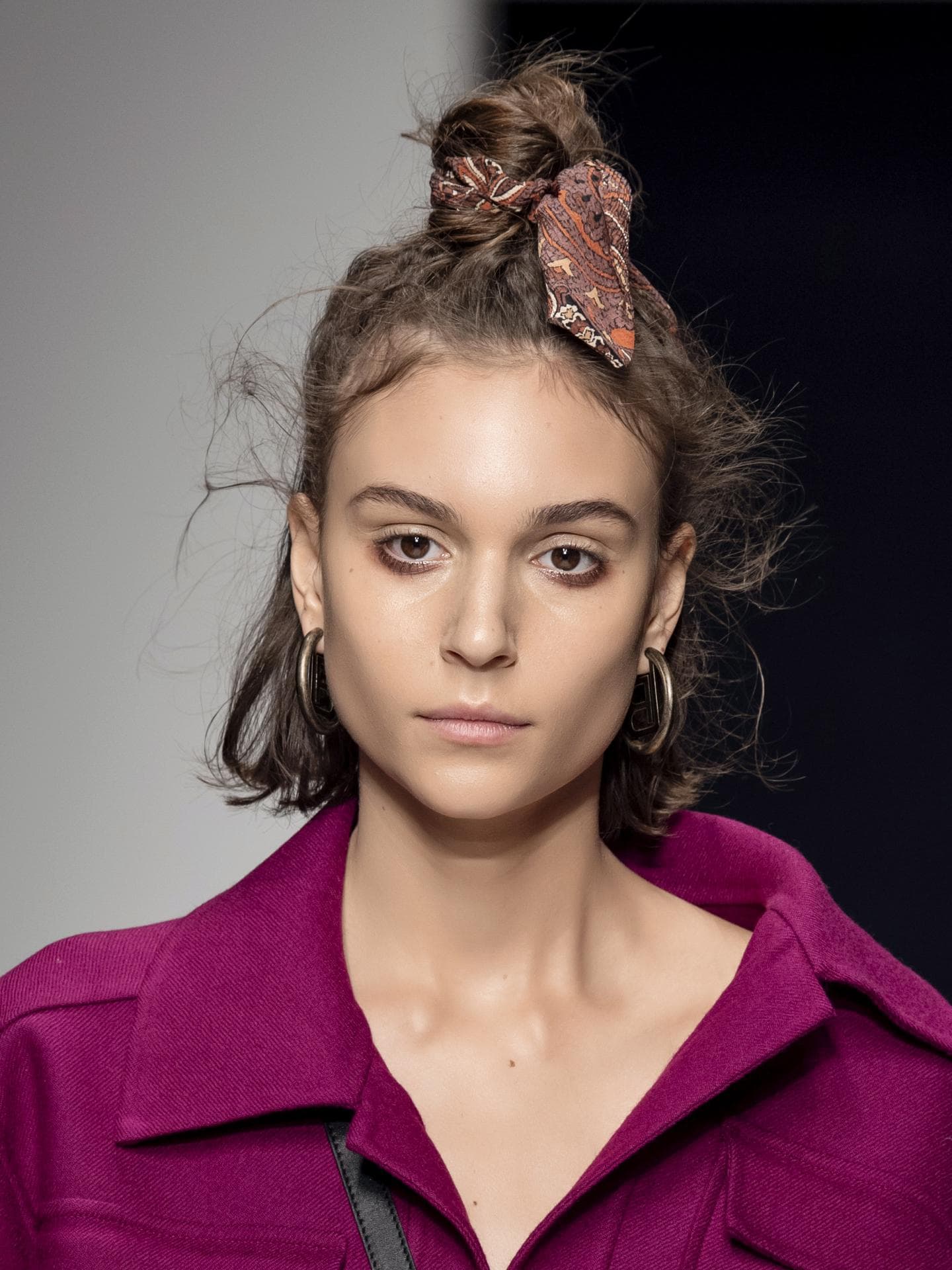 Model mit Tuch im Haar
