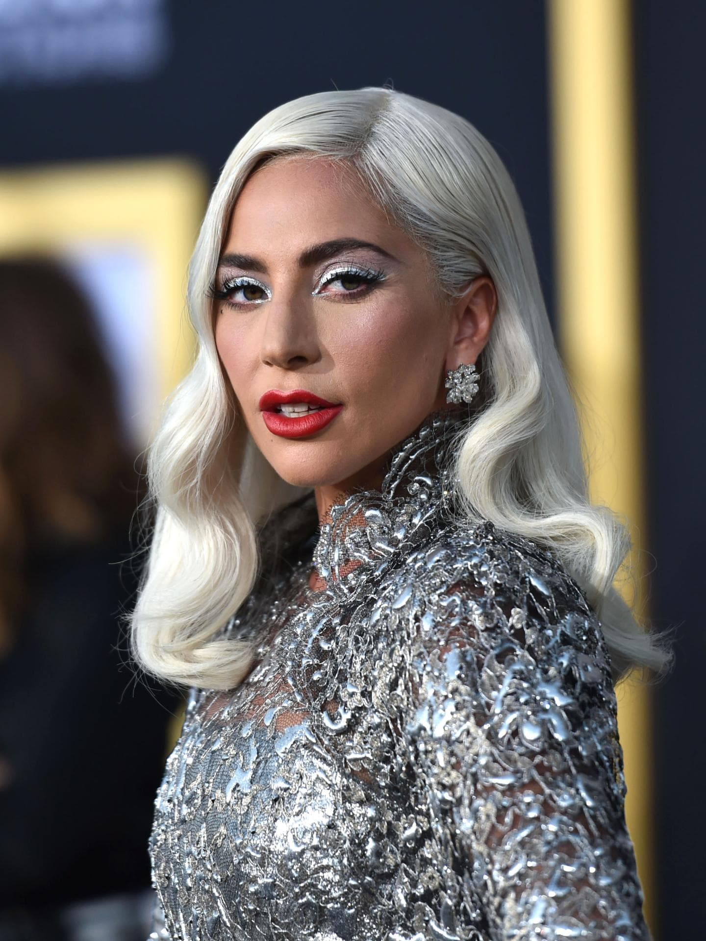 Lady Gaga in einem silbernen Kleid