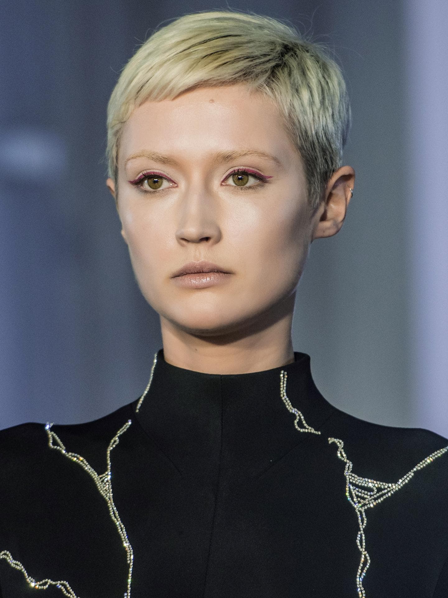 Model mit blondem Pixie Cut