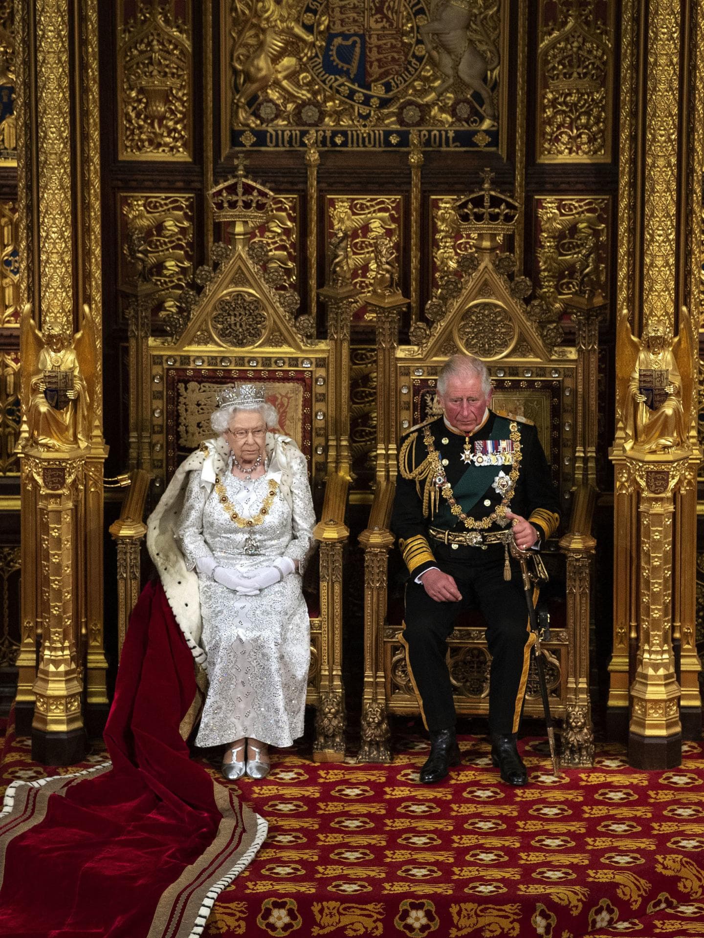 Queen Elizabeth und Prinz Charles im Parlament