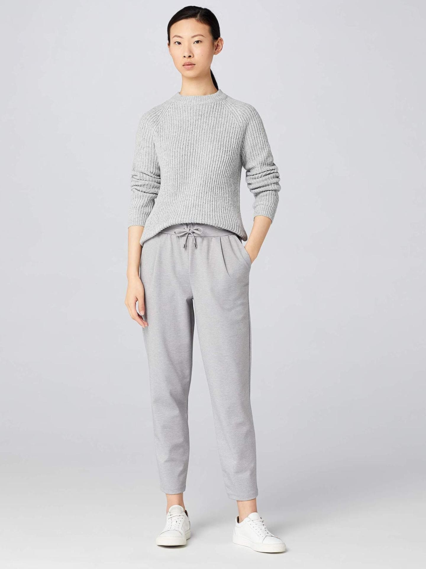 Grauer Pullover
