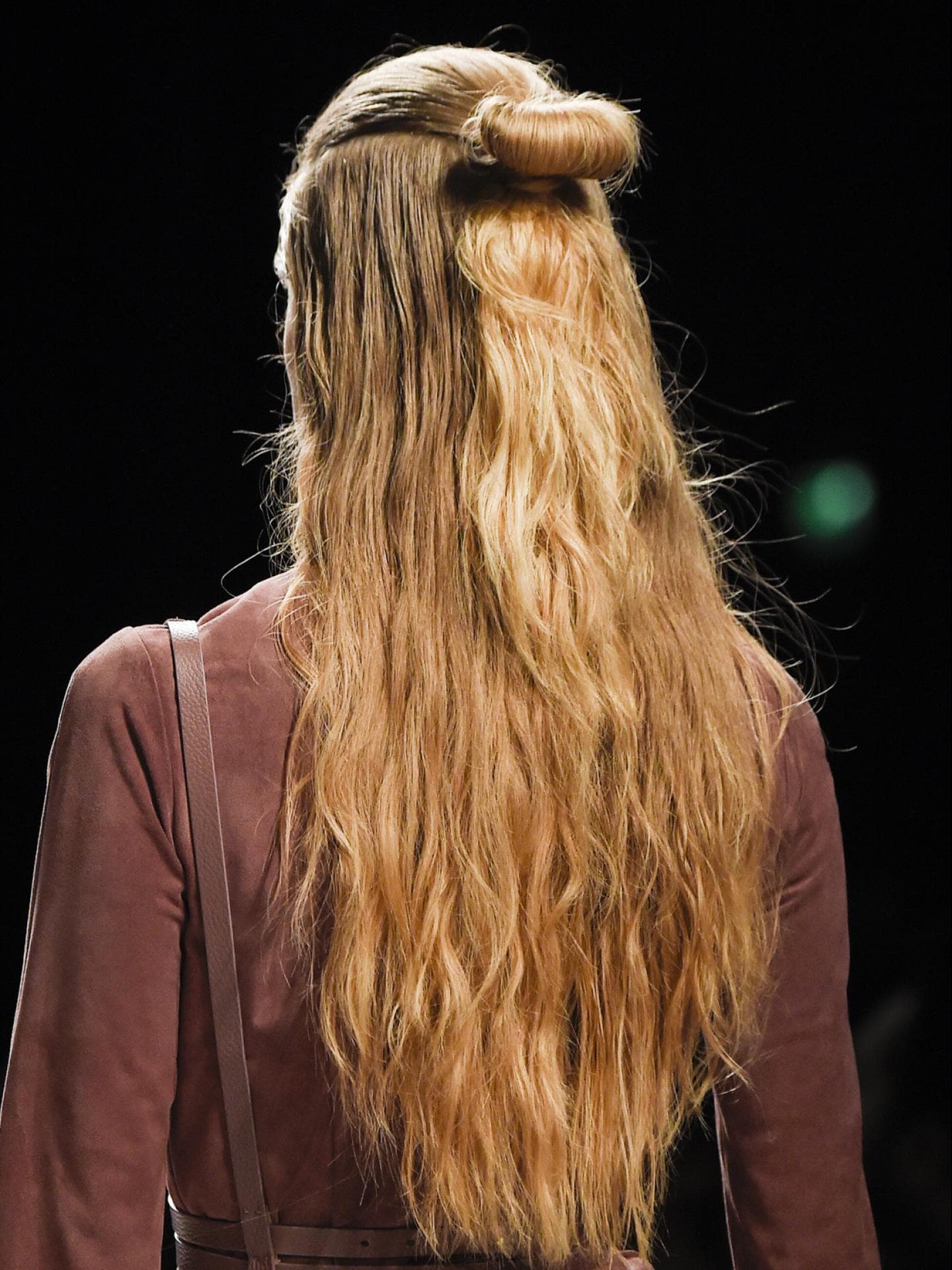 Half Bun bei blond-rötlichem Haar