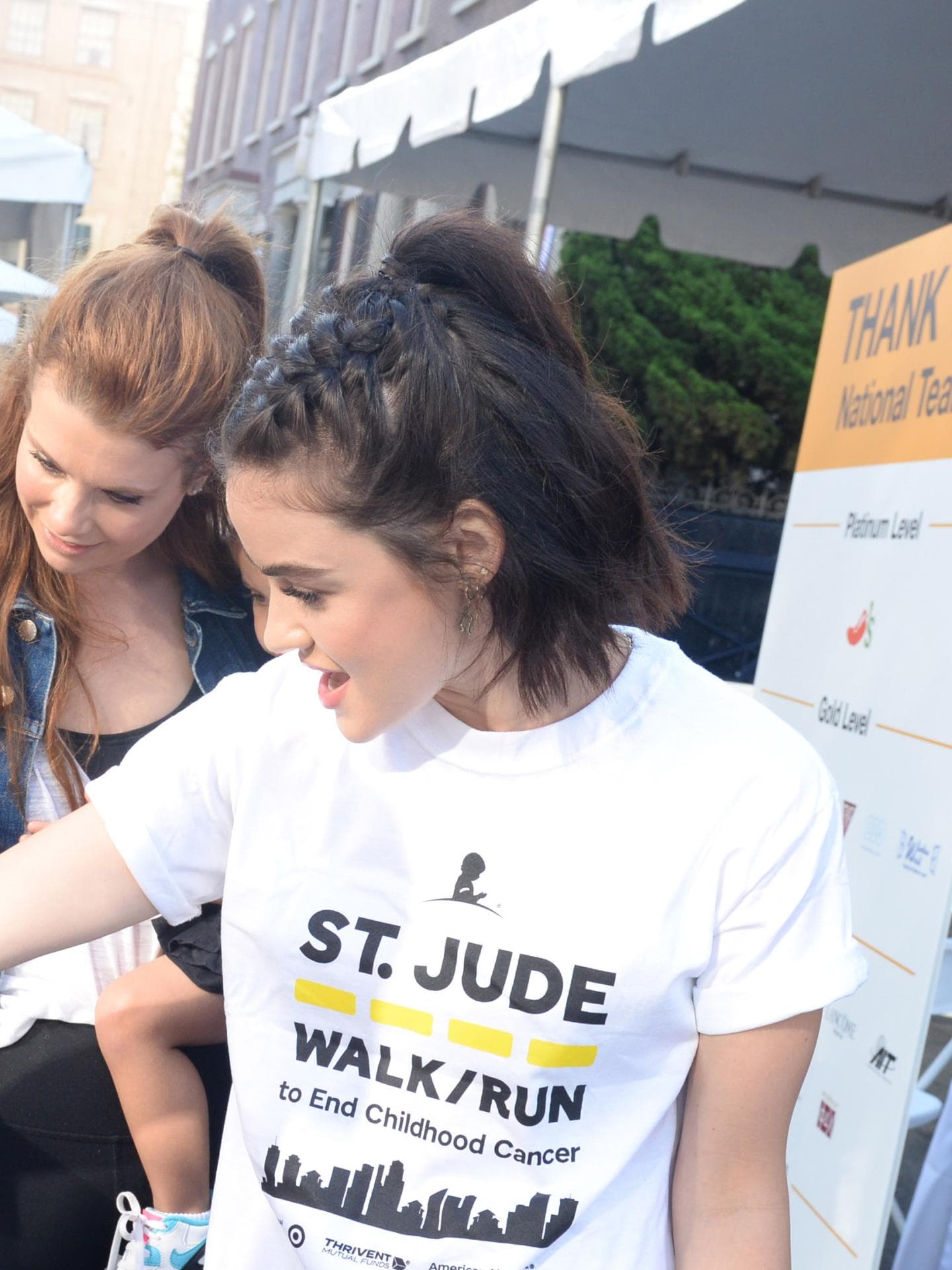 Lucy Hale mit geflochtenem Half Bun