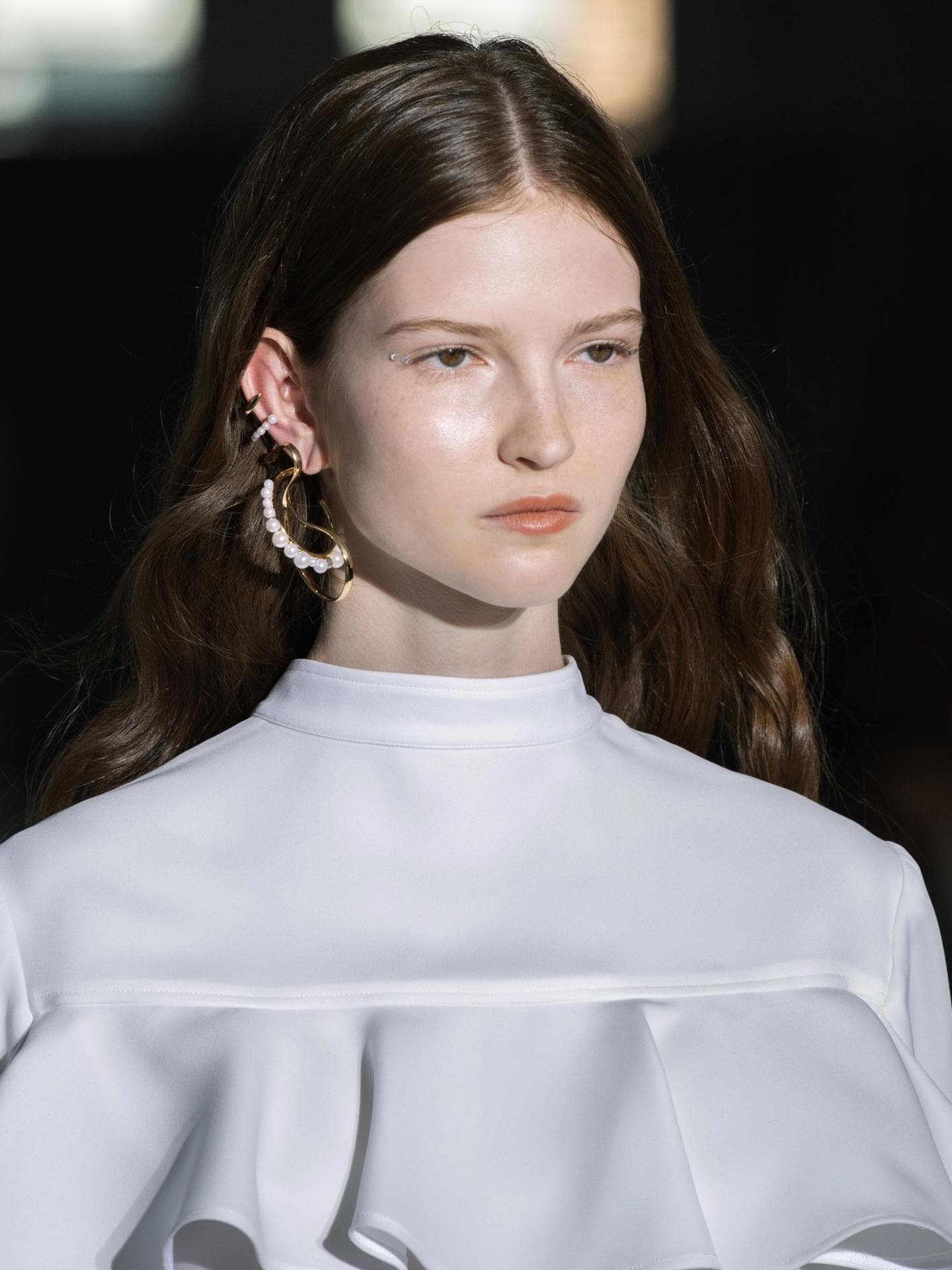 Model mit Mittelscheitel und langem Haar