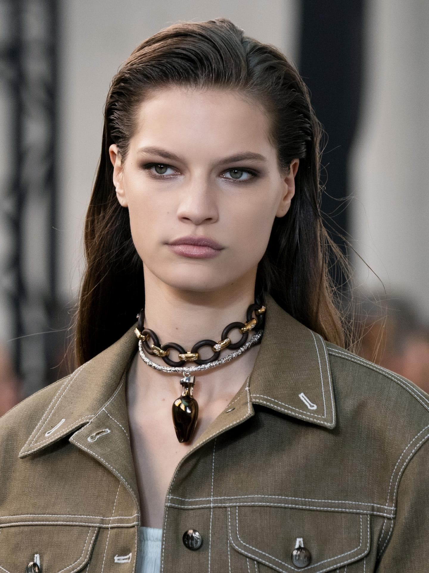 Model mit braunen langen Haaren