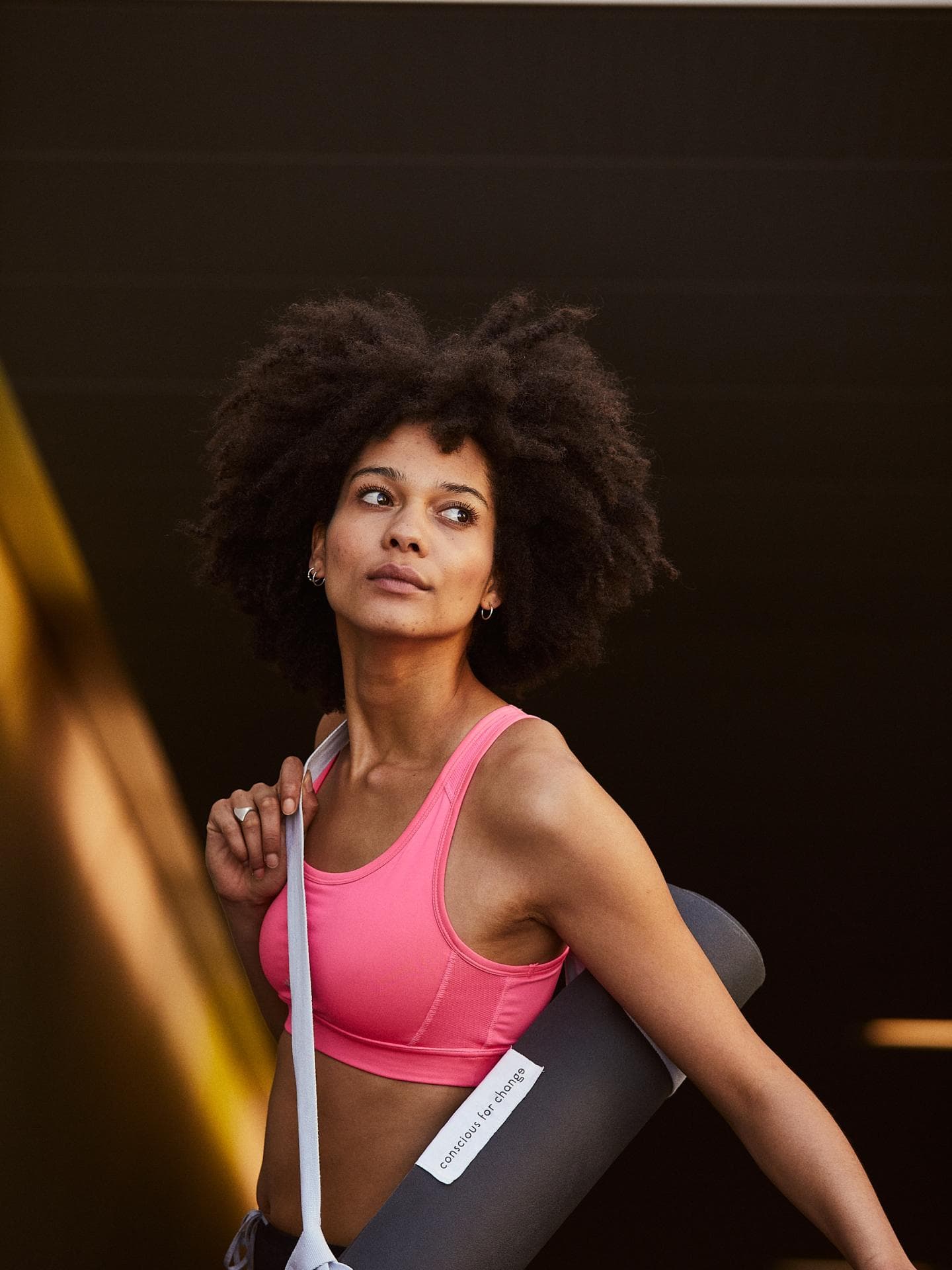Model mit Yogamatte von yõyoka