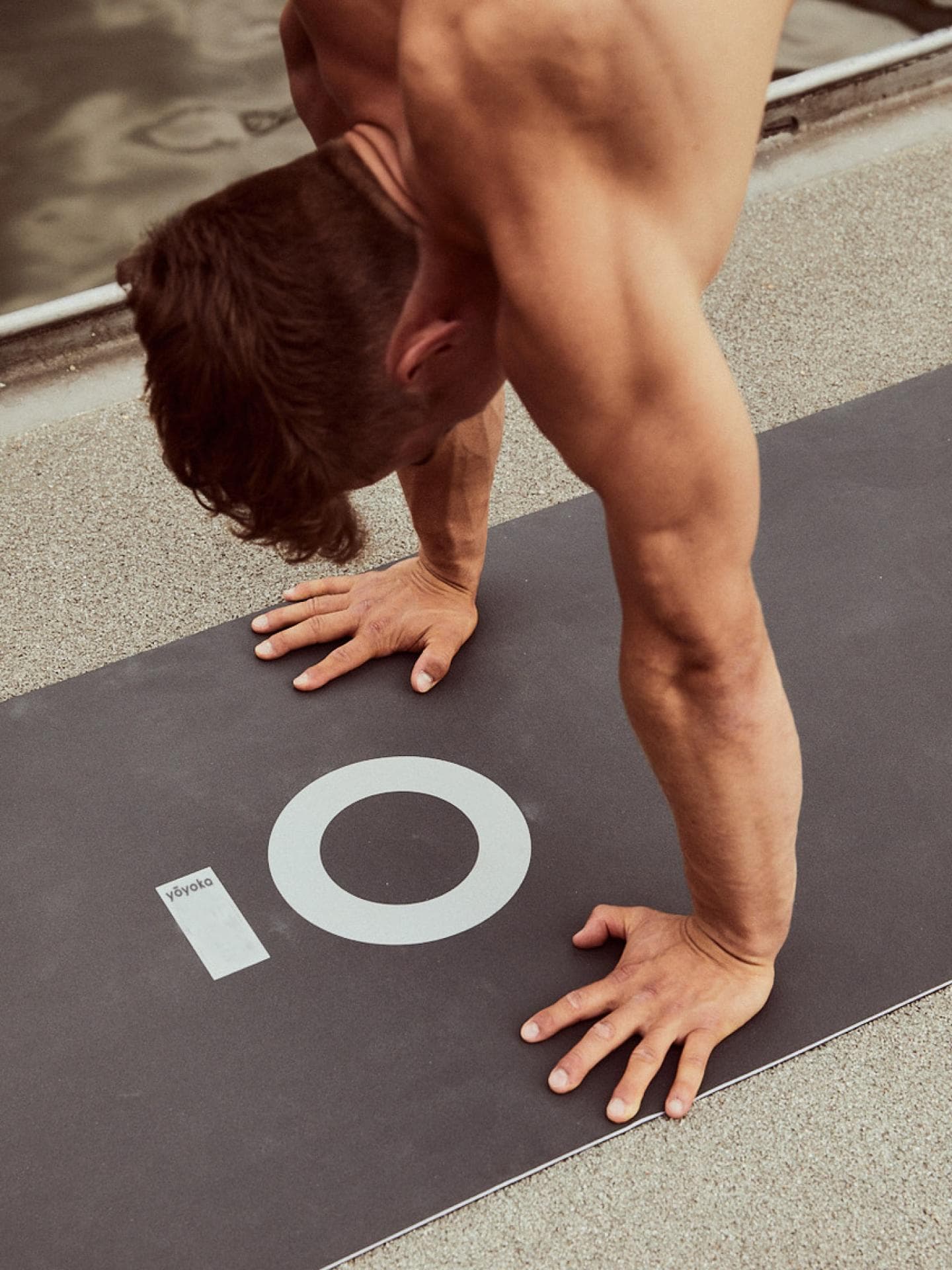 Model mit Yogamatte von yõyoka